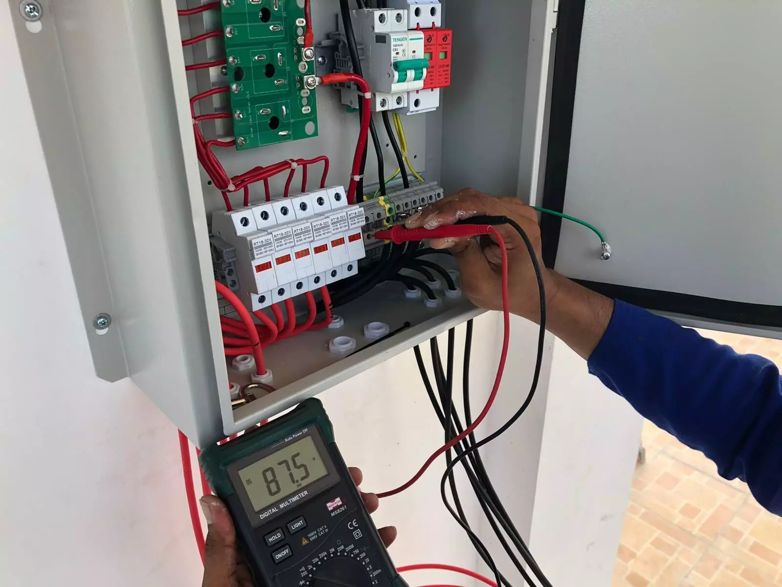 What is the Photovoltaic System correct connection way?