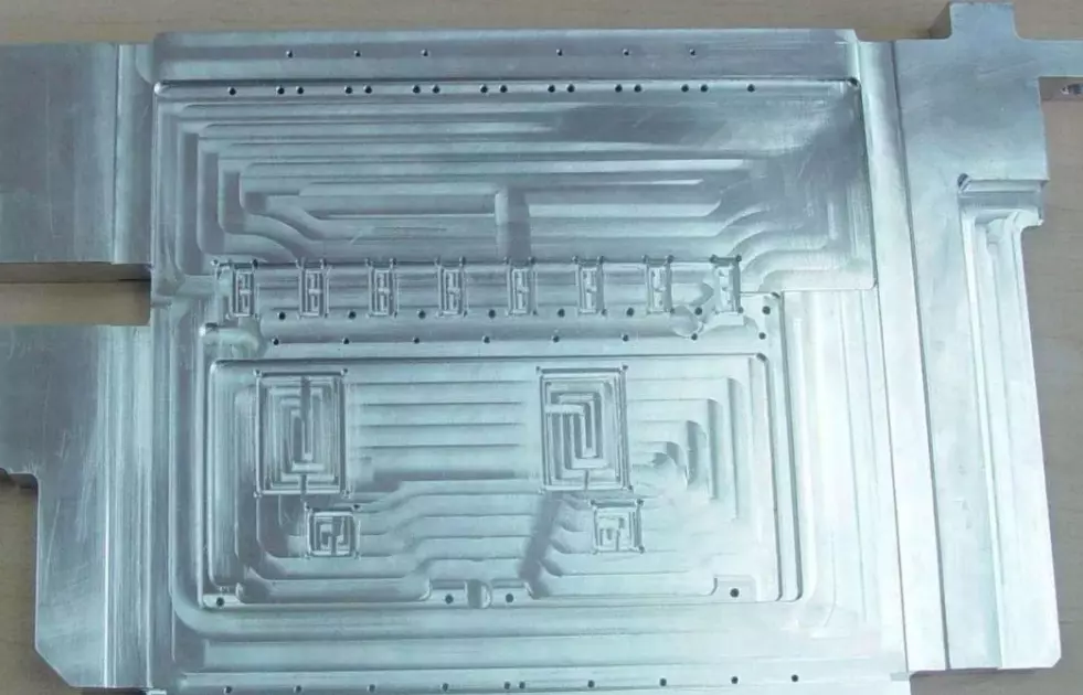 This kind of liquid cooling plate formed by connecting profiles through friction stir welding has the advantages of good reliability